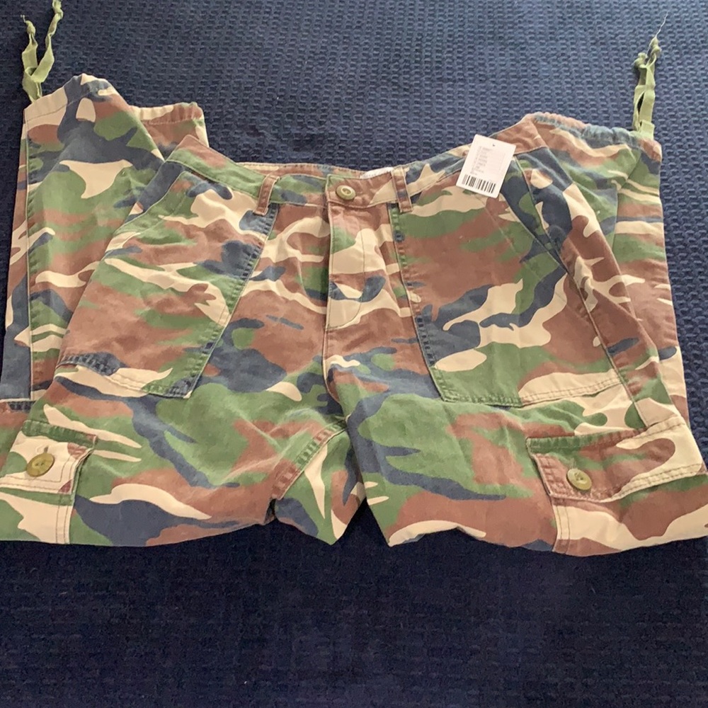 Women UO camo distressed pants never worn with original tags sz10